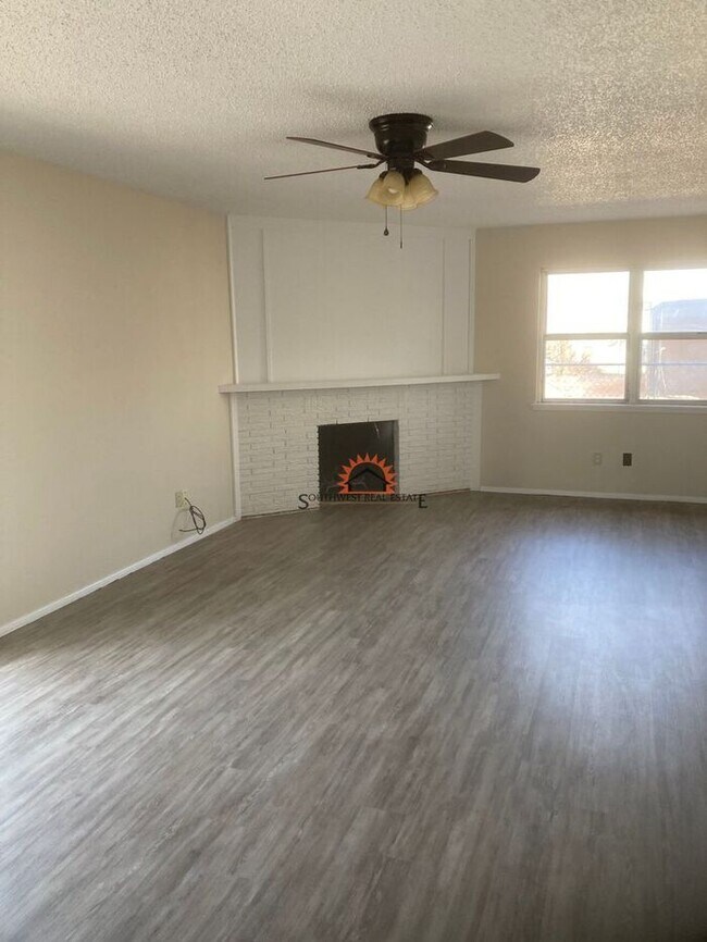 Building Photo - 3 Bed 1 3/4 Bath Single Car Garage with wo...
