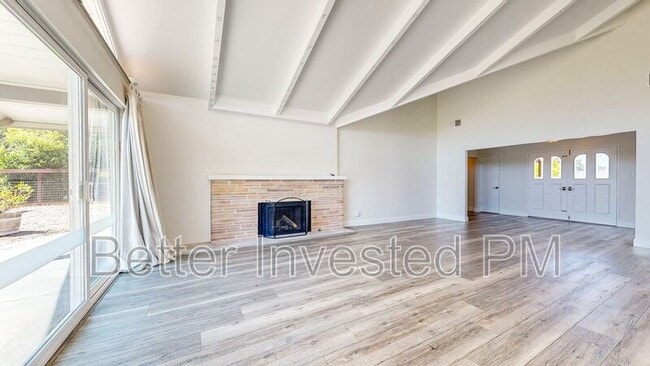 Building Photo - 475 Country Club Dr