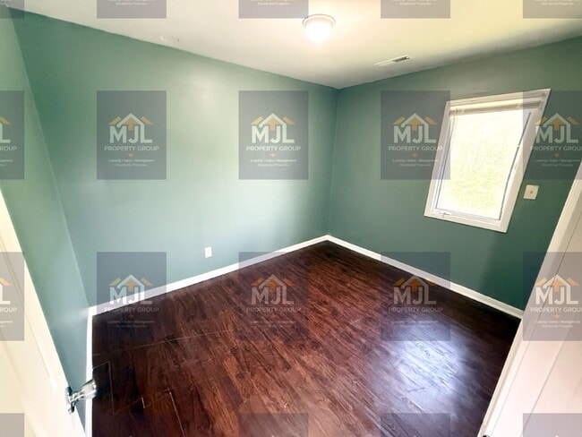Building Photo - Spacious 3 Bedroom / 1 Bath Apartment in Sugar Creek *Ready Now*