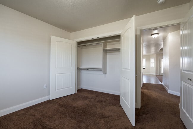 Building Photo - 3 bed 2 bath home with fully-fenced yard