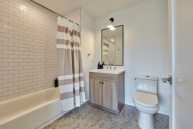 Building Photo - 1b Marshall Dr