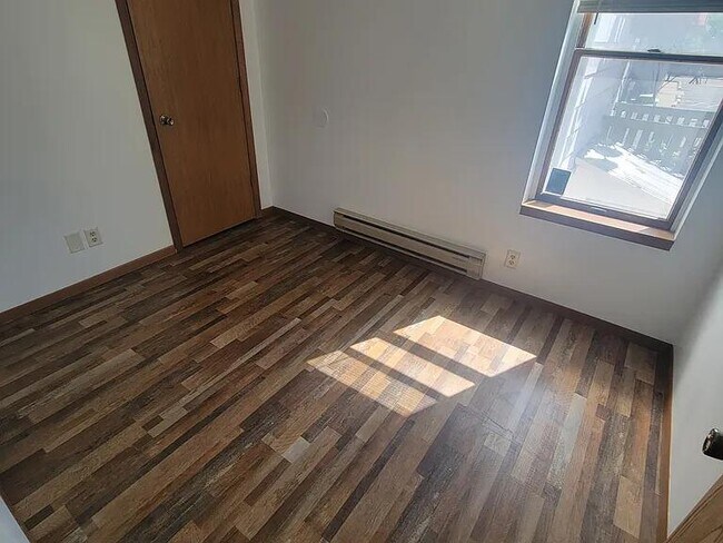 Building Photo - 620 King St