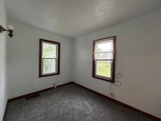 Building Photo - 809 Zollinger Rd