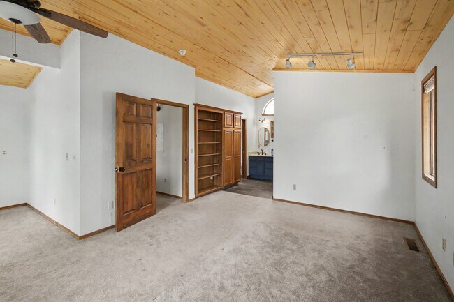Building Photo - 305 Mesa Dr