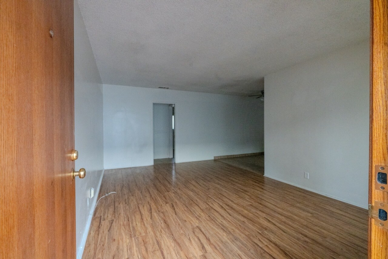 Building Photo - 234 E Tamarack Ave