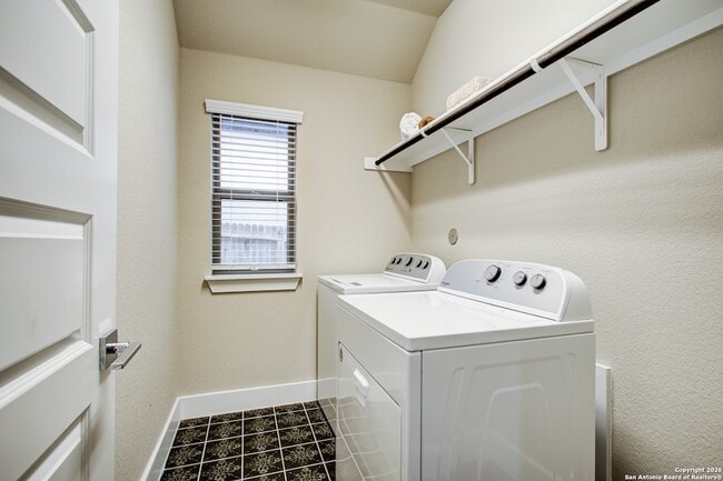 Building Photo - 1038 Cadogan Squire