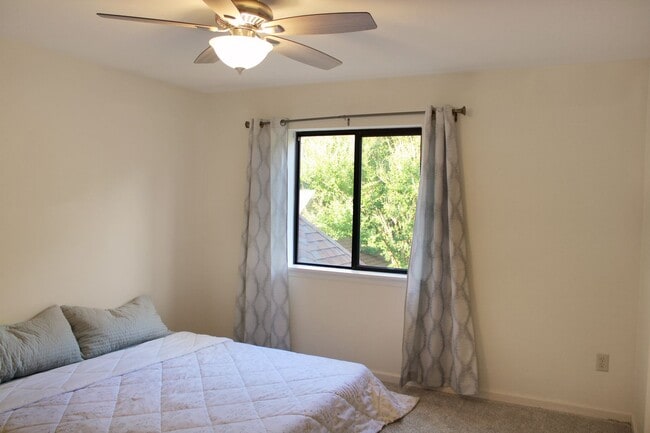 Building Photo - Contemporary duplex with first floor primary