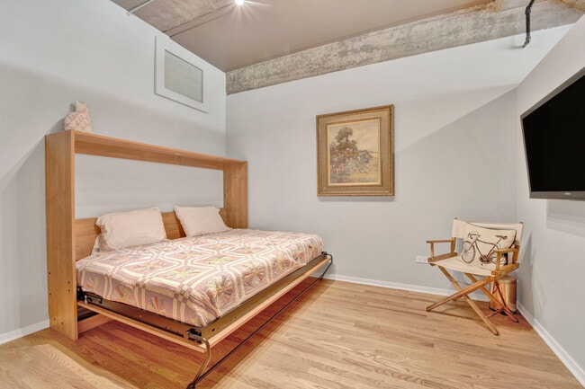 Building Photo - 1111 W 15th St