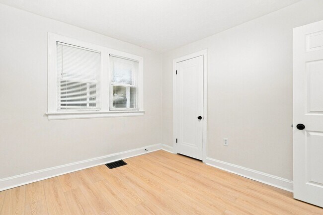 Building Photo - 397 Catherine St