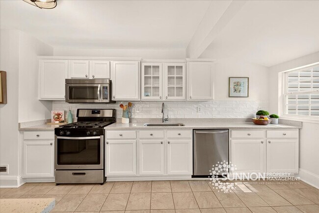 Building Photo - Adorable 3 Bedroom in Plaza Midwood Close to Everything