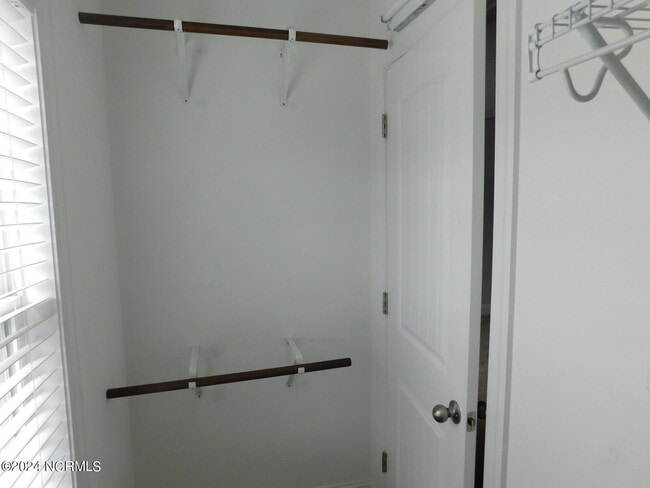 Building Photo - 108 Meadow Way