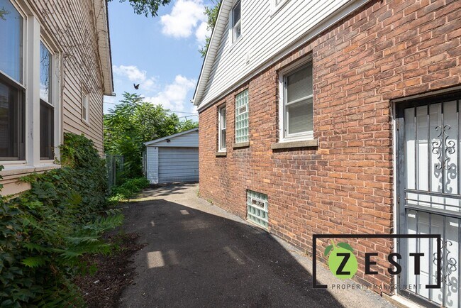 Building Photo - 15767 Pinehurst St