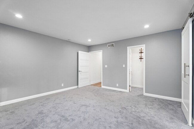 Building Photo - Charming, Light-Filled 2-Bed / 2.5-Bath Townhome with Private Yard & Garage Parking