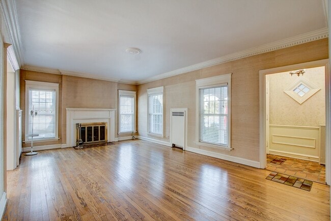 Building Photo - 2225 E Woodstock Pl