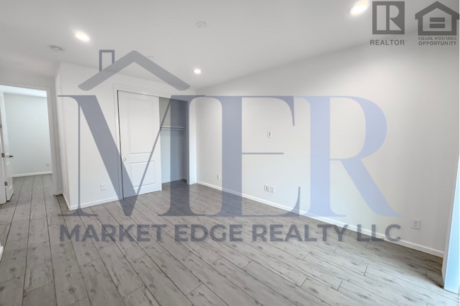 Building Photo - 3Bed/2.5Bath Townhouse at 7th St/Hatcher! Move-In Ready on 04/16/2026! -- NO HOA! ALL TILE FLOORING!