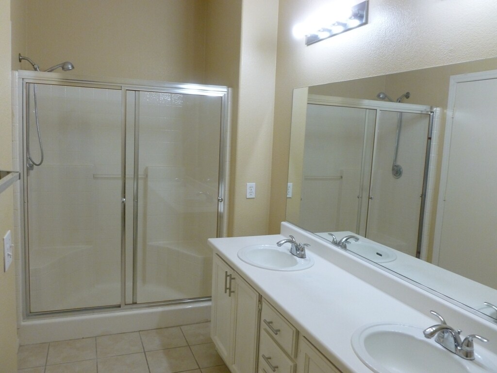 Building Photo - 3400 Cabana Dr