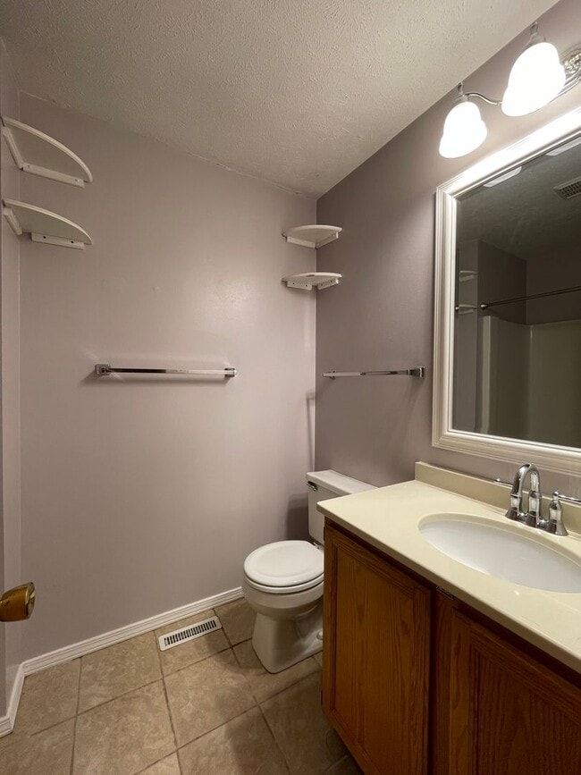 Building Photo - 2 Bedroom Townhome - Close to ISU Campus & Heartland