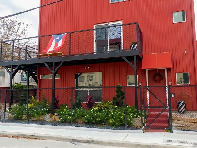 Building Photo - 913 Saulnier St