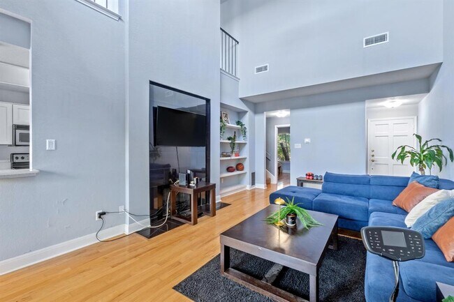 Building Photo - 4711 Spicewood Springs Rd
