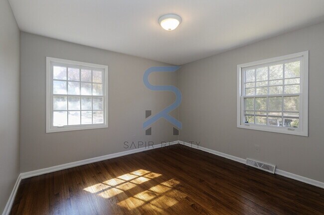 Building Photo - Move in before December 15th and get $100 OFF your rent for the first 3 months — PLUS a $250 Amaz...