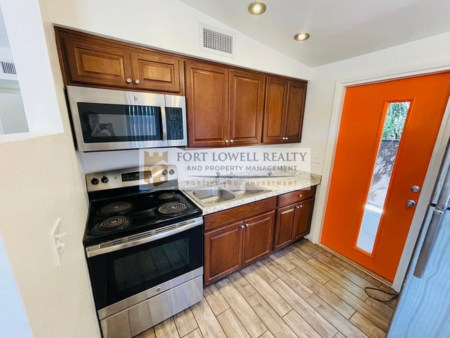 Building Photo - The Richey - 2 Bed / 1 Bath End Unit in Central Tucson!