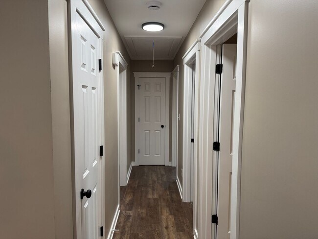 Building Photo - 516 Claremoor Ave