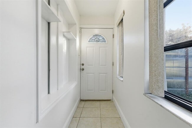 Building Photo - 502 Tweed Ave