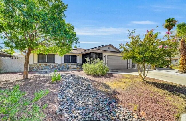 Primary Photo - Beautifully renovated single-story home fe...