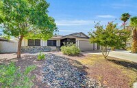 Building Photo - Beautifully renovated single-story home fe...
