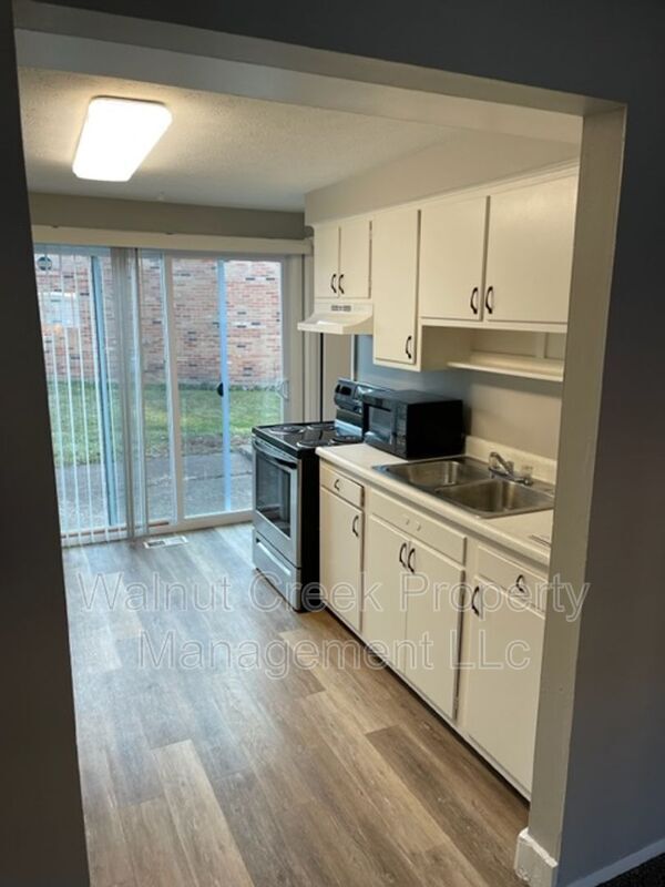 Building Photo - 671-681 Shoreline Dr