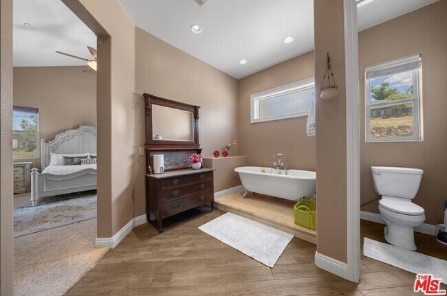 Building Photo - Furnished 4BR Mountain View Home with Garage