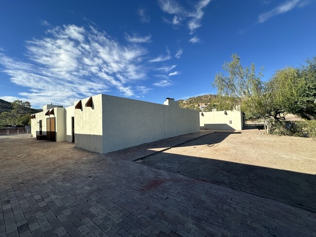 Building Photo - Modern Style Renovated 2 Bedroom with Wash...