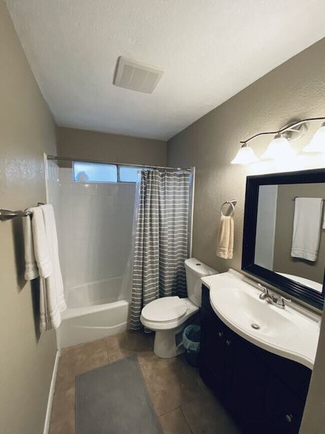 Building Photo - Beautiful 1 story - Great Central Location