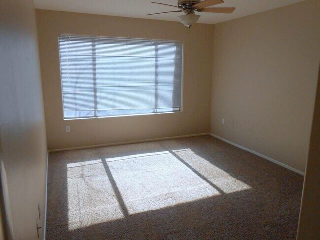 Building Photo - Spacious 2 Bedroom Condo in Gated Community