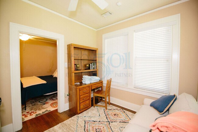 Building Photo - Yellow Bungalow in Hillcrest