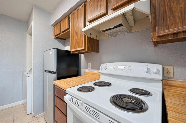 Building Photo - 9090 S Braeswood Blvd