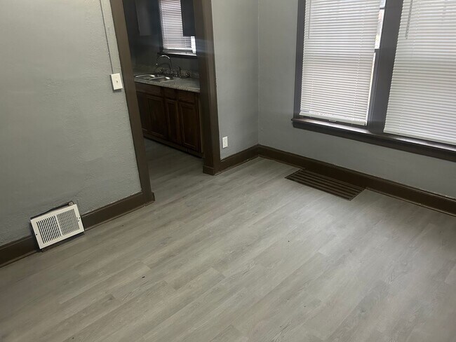 Building Photo - 2 Bedroom House