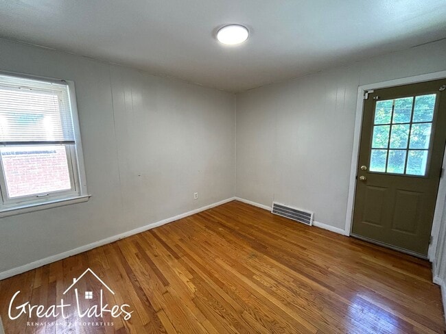 Building Photo - Beautiful 4 Bedroom 1 Bathroom now available for rent!