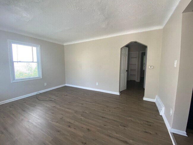 Building Photo - Renovated 3-Bedroom Home – We Welcome Sect...