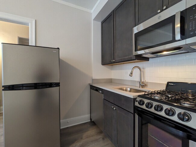 Building Photo - 3335 W Diversey Ave