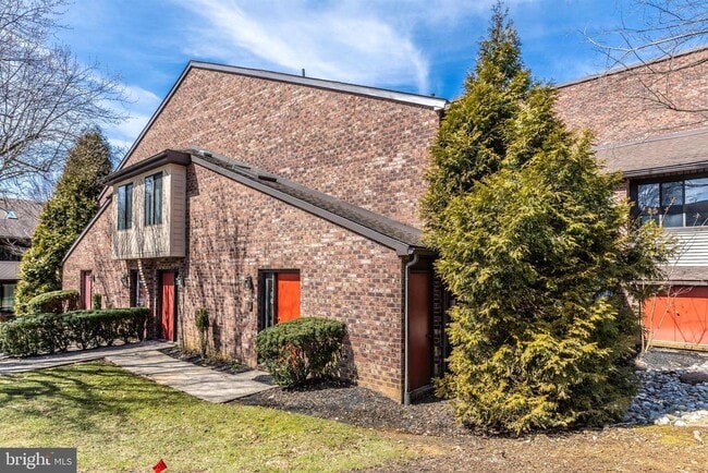 Building Photo - 703 Mountainview Dr