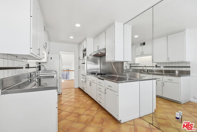 Building Photo - 13326 Maxella Ave