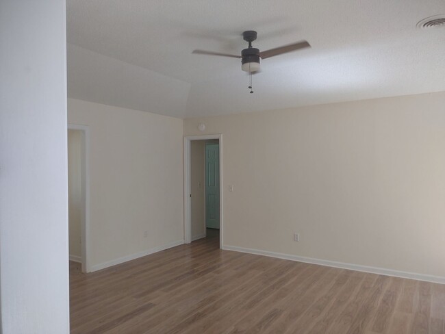 Building Photo - Wonderful Three Bedroom Home in Northeast ...