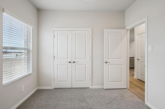 Building Photo - 115 Greenbriar Dr