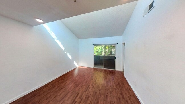 Building Photo - Charming 3 bedroom 2.5 bath Townhome in Co...