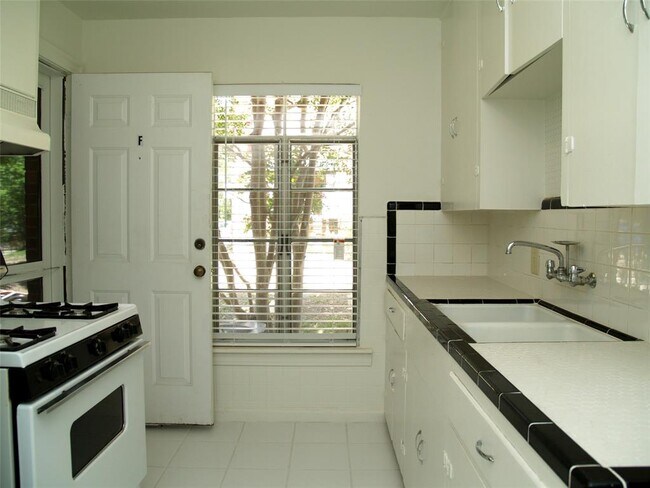 Building Photo - 307 E 33rd St
