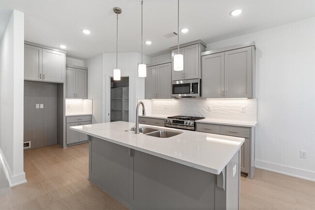 Building Photo - 7004 SW Orange Ave