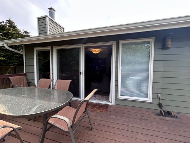 Building Photo - 3 Bedroom 2 Bath home in south Bellingham with a 2-car garage