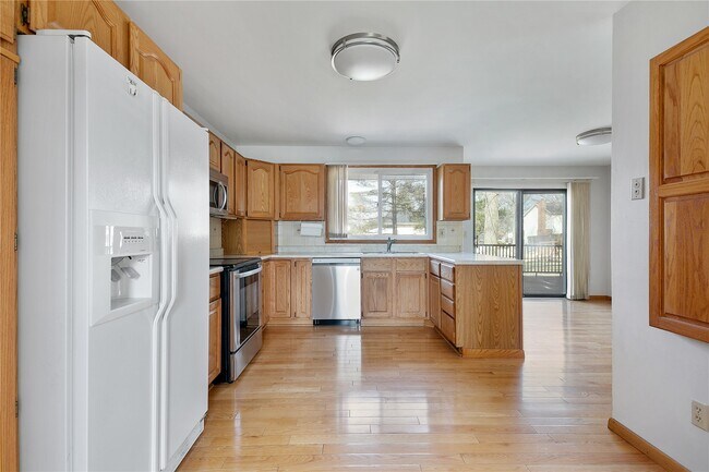 Building Photo - 15575 Clover Ridge Dr