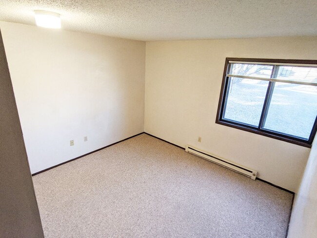 Building Photo - 1 Bedroom Apartment in Lonsdale
